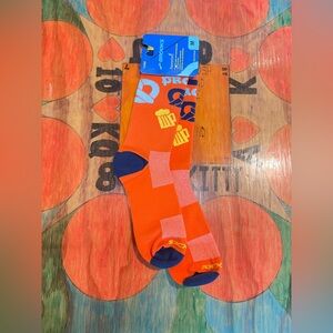 NWT Brooks Pacesetters Running Socks Medium Orange Beer Mugs Pretzels UNISEX New